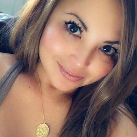 Meet your Posher, Dinah (on vacay till Dec 7th) - Picture 1 of 1